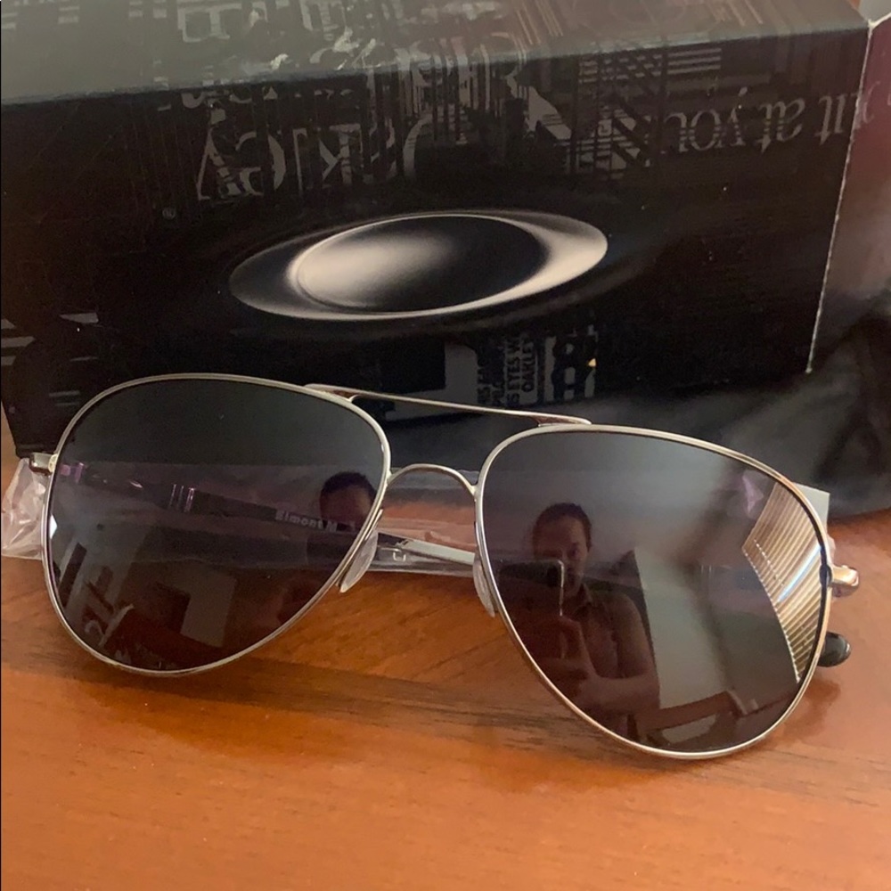 New Oakley aviator sunglasses - Picture 3 of 3